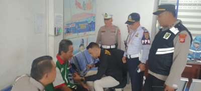 Ciptakan Mudik Aman, Polres Sumedang Bersama BNN Sumedang Lakukan Tes Urine Kepada Sopir Bus