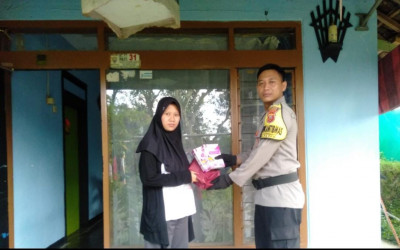 Cegah Stunting, Bhabinkamtibmas Polsek Paseh Berikan Bantuan Susu Nutrisi Kepada Warga Hamil
