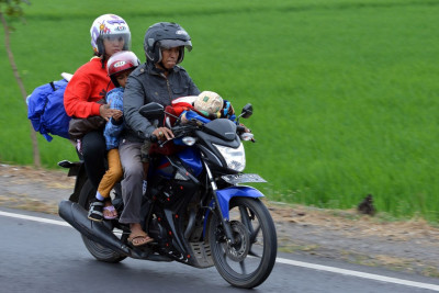 5 Tips Menjaga Mata Aman Saat Mengendarai Motor