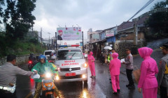 Kapolsek Tanjungsari Beserta Bhayangkari Bagikan Takjil Gratis Kepada Masyarakat