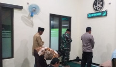 Bhabinkamtibmas Polsek Tanjungkerta Laksanakan Tarawih Keliling Ajak Masyarakat Jaga Kamtibmas