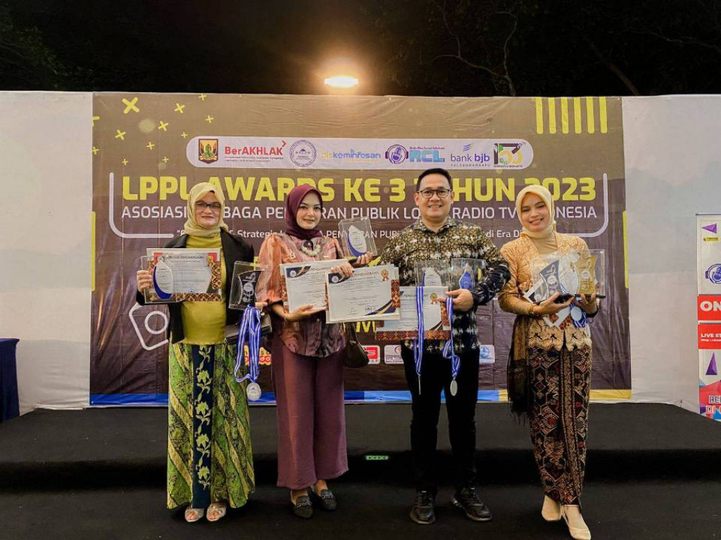Bupati Sumedang dan eRKS FM Raih Penghargaan LPPL Awards ke-3 Tahun 2023