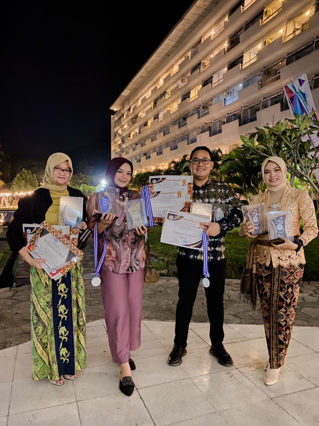 Bupati Sumedang dan eRKS FM Raih Penghargaan LPPL Awards ke-3 Tahun 2023