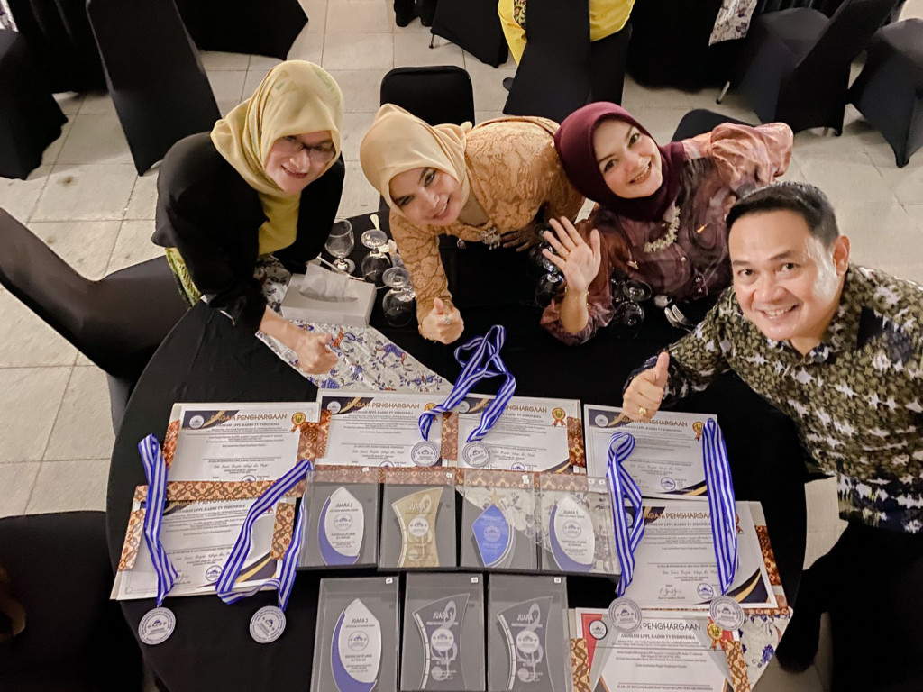 Bupati Sumedang dan eRKS FM Raih Penghargaan LPPL Awards ke-3 Tahun 2023