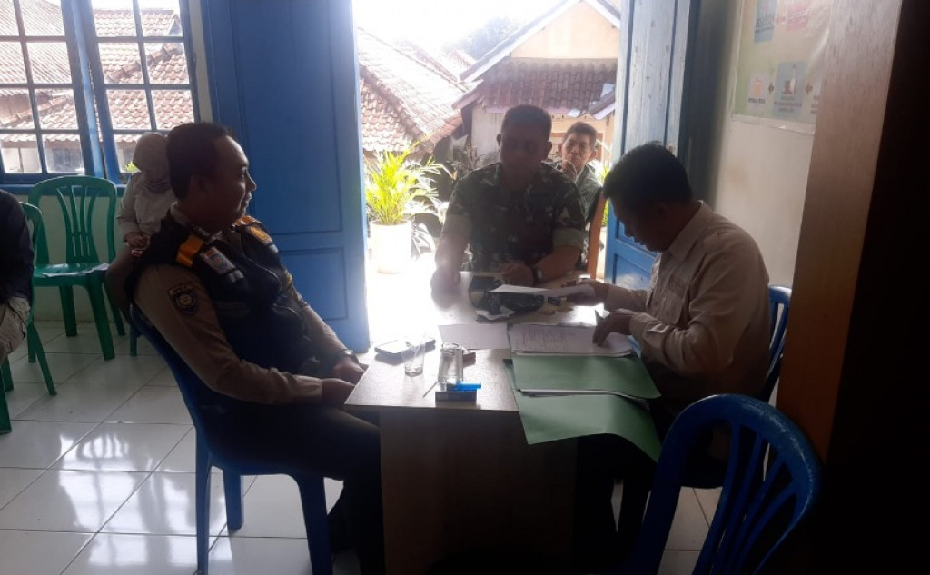 Briptu Dede Nuryana Bersama Babinsa Laksanakan Giat Sambang dan Silaturahmi