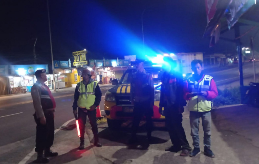 Antisipasi C3 dan Gangguan Kamtibmas, Polsek Pamulihan Melaksanakan Giat Blue Light