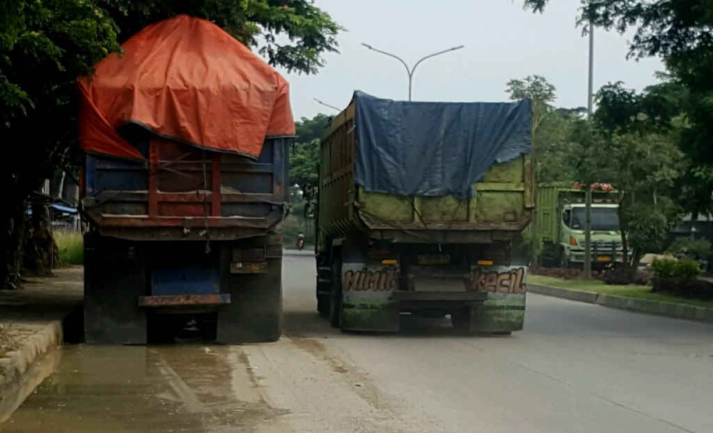 Sopir Truk Muatan Pasir di Sumedang Kena Palak Orang Tak Dikenal, Pelaku Acungkan Saenjata Tajam