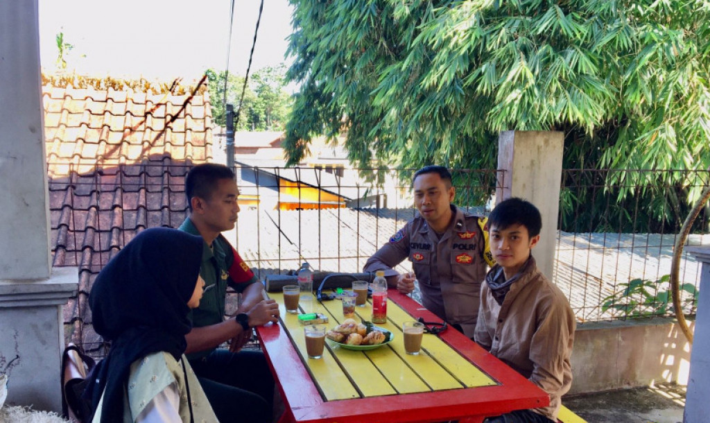 Jalin Silaturahmi, Bhabinkamtibmas Polsek Jatinangor Sambangi Warga Desa Jatiroke