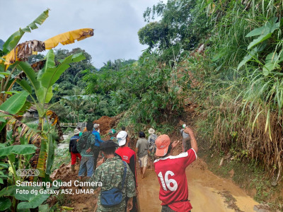 Jalan Longsor, Warga Di Desa Bangbayang Sumedang Terisolir