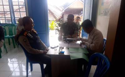 Briptu Dede Nuryana Bersama Babinsa Laksanakan Giat Sambang Dan Silaturahmi