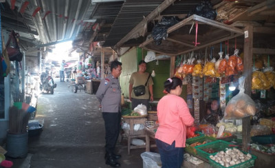 Wujudkan Keamanan, Polsek Paseh Laksanakan Patroli Jalan Kaki Dialogis Di Pasar Tradisional Legok  