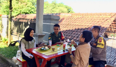 Jaga Situasi Kondusif, Bhabinkamtibmas Polsek Jatinangor Gelar Sambang Dialogis Warga Desa Cileles