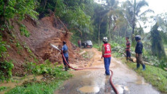 Tebing di Sumedang Ambrol, Petugas Hentikan Sementara Penanganan 