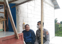 Sambangi Warga di Warung Bakso, Bhabinkamtibmas Polsek Cibugel Dekatkan Diri Dengan Warganya