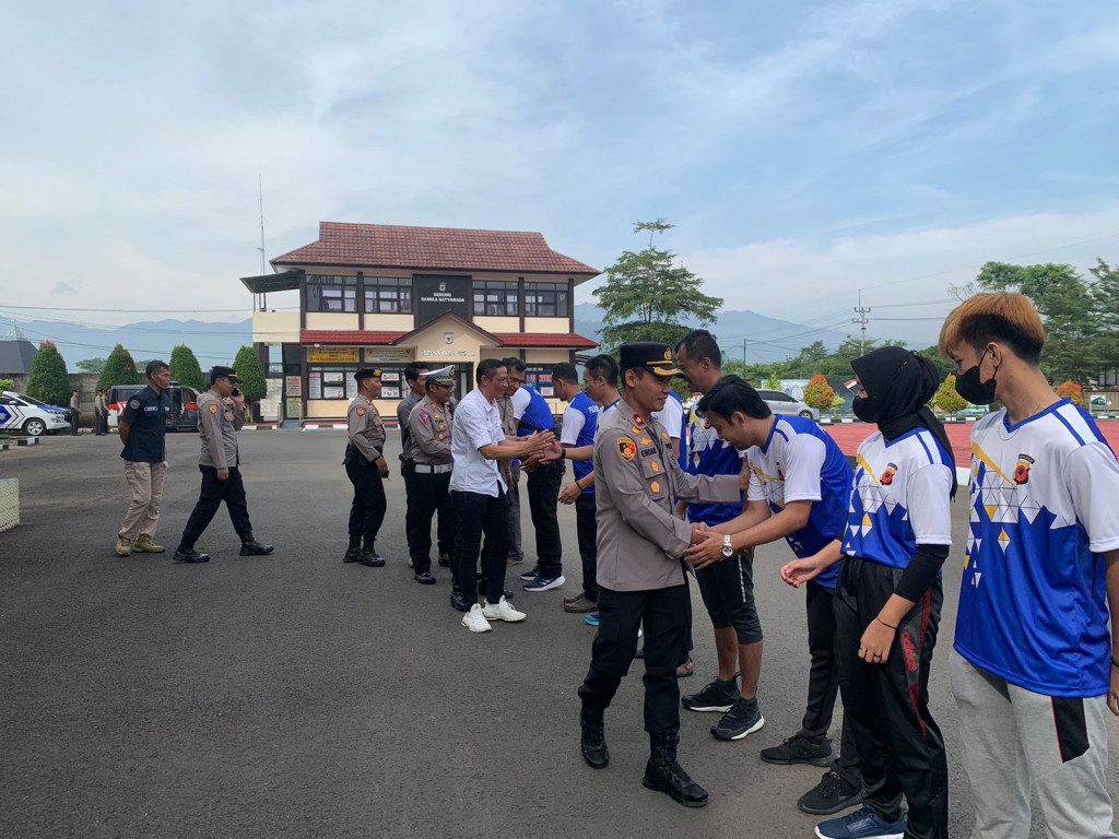 Polres Sumedang Lepas Atlet Badminton untuk Kejuaraan Badminton Kapolda Jabar Cup IV