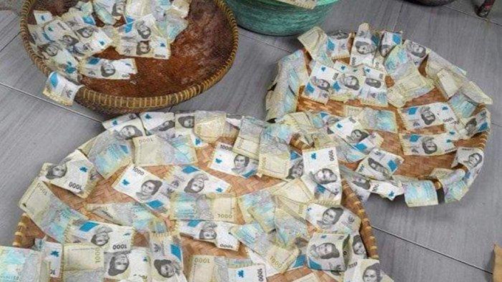 Heboh! Penemuan Sekantong Uang Kertas Jadi Rebutan Warga di Sumedang