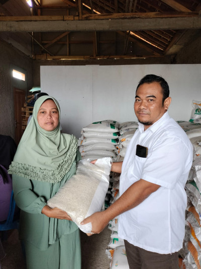 Warga Mekarjaya Bersyukur Terima Bantuan Beras