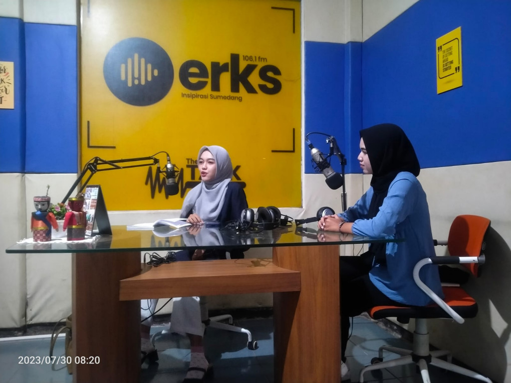 Mahasiswi PGSD UPI Sumedang Seorang Duta Baca Diundang ke eRKS FM